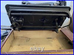 Antique Vtg Heavy Duty Singer 99K Sewing Machine Carry Case Working Sew Crafts